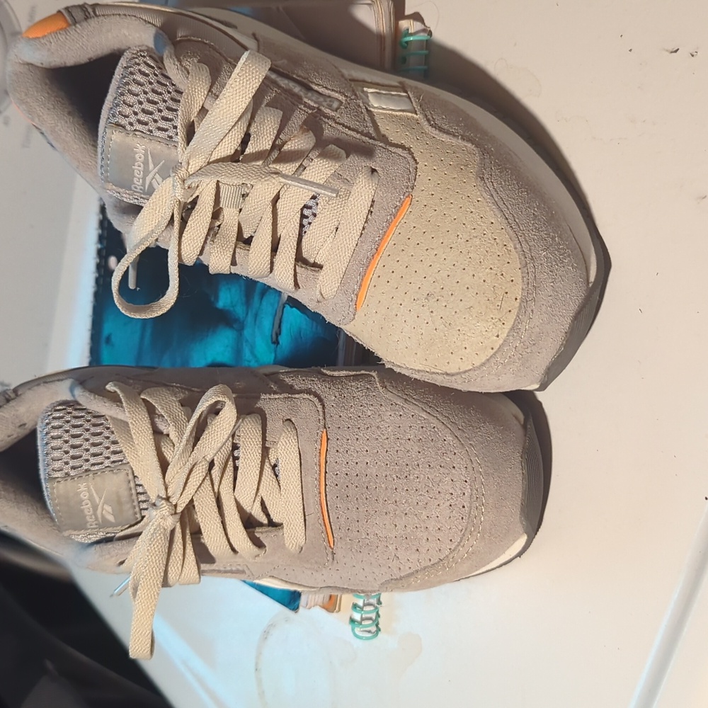 Women's Reebok size 7w like new